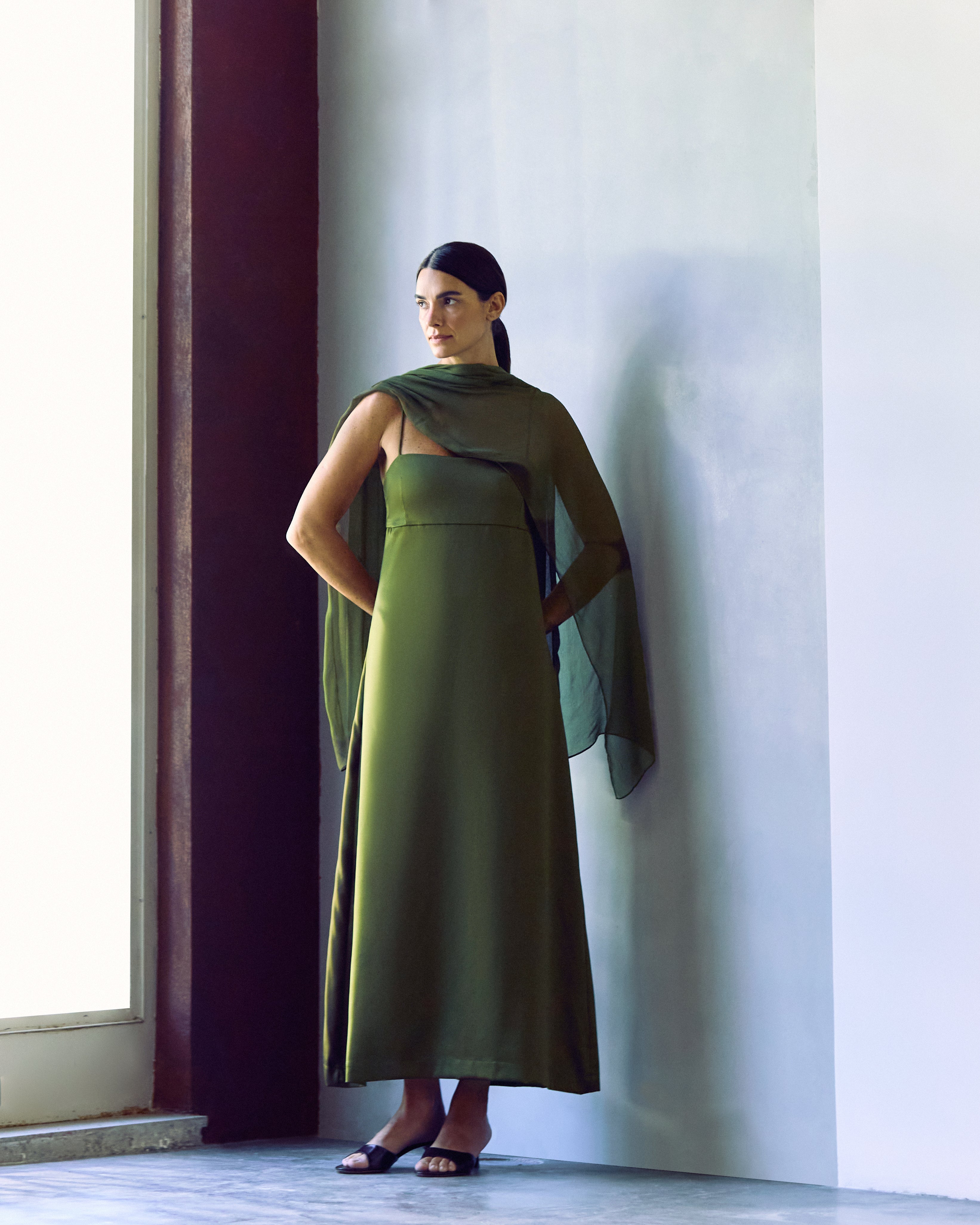 vestido cafezal com echarpe verde