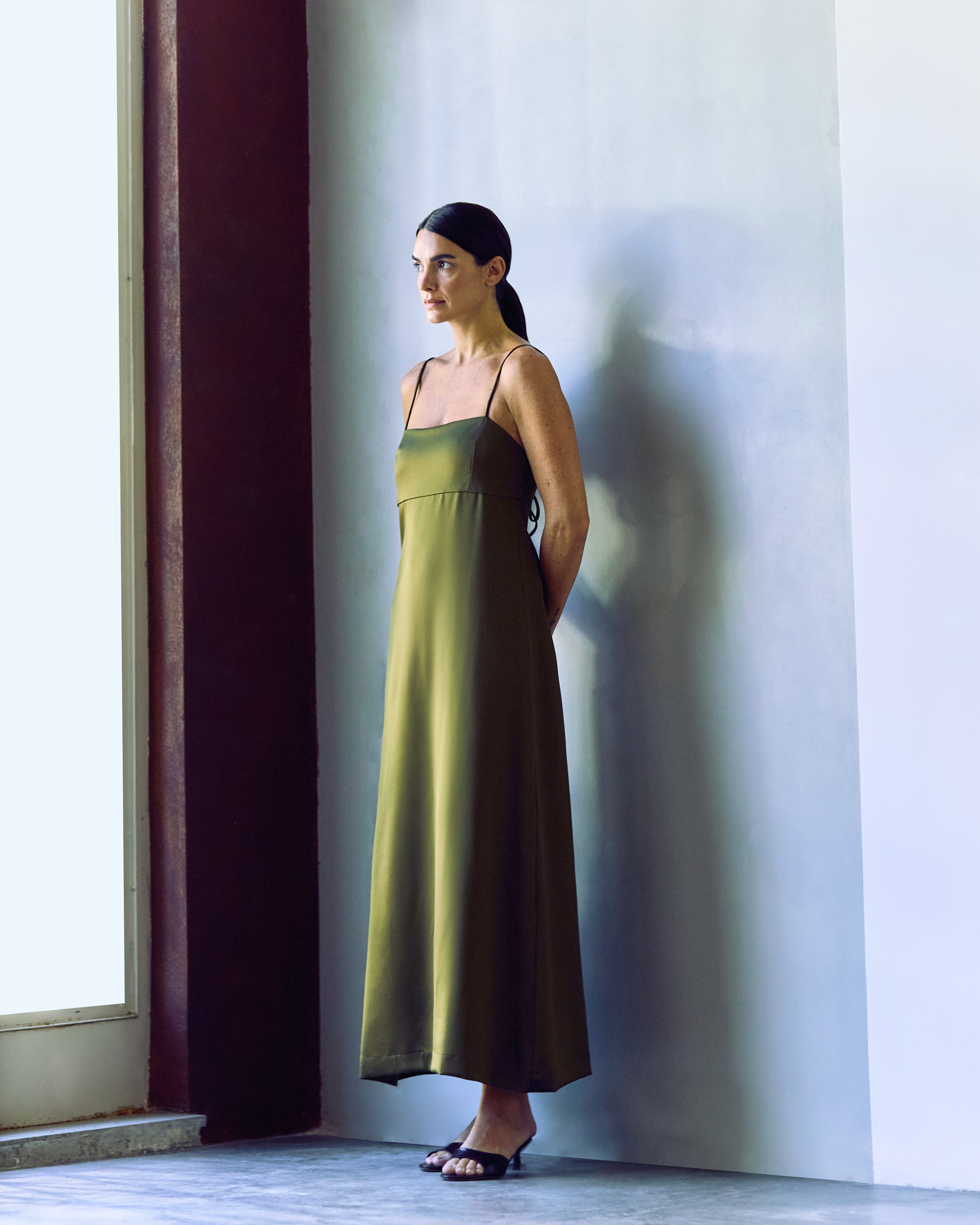 vestido cafezal com echarpe verde