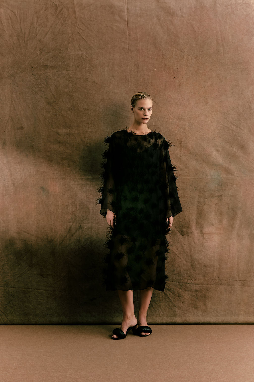 vestido bordado plumas