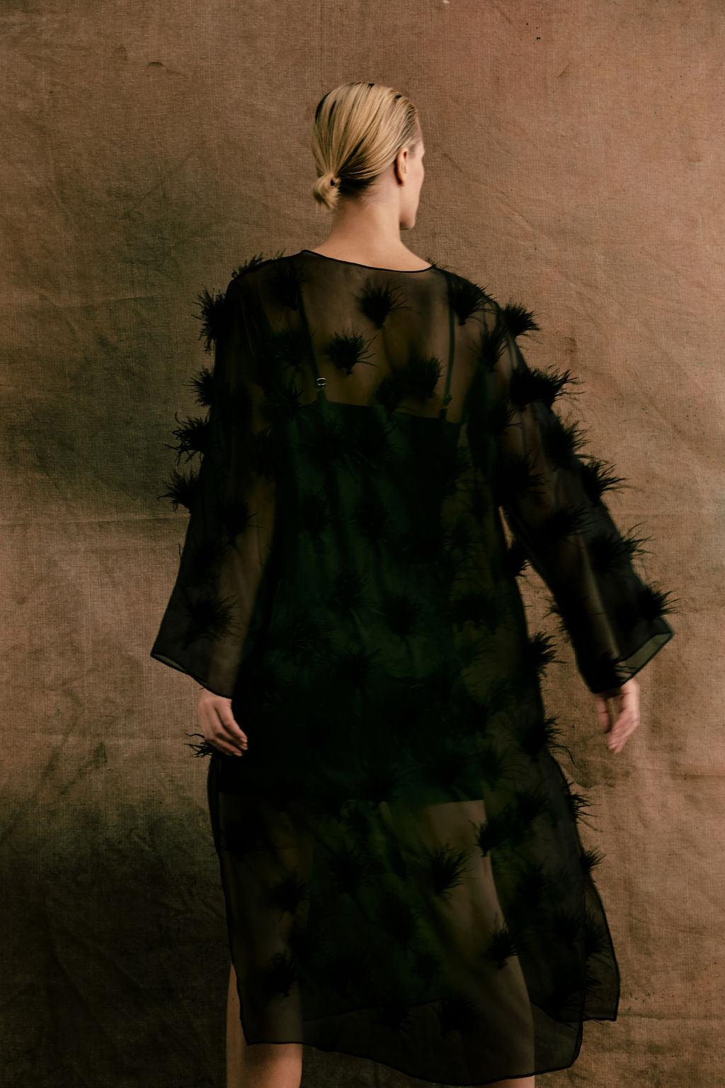 vestido bordado plumas