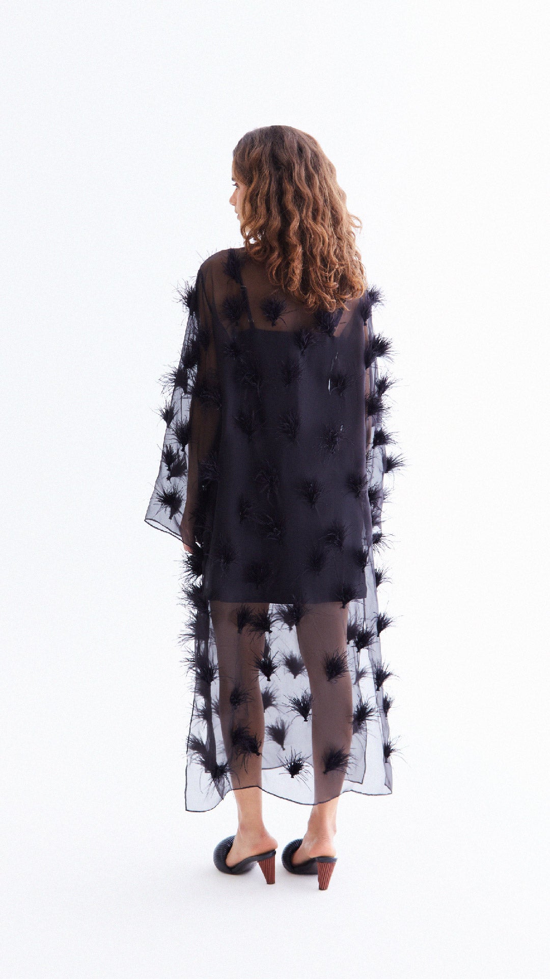 vestido bordado plumas