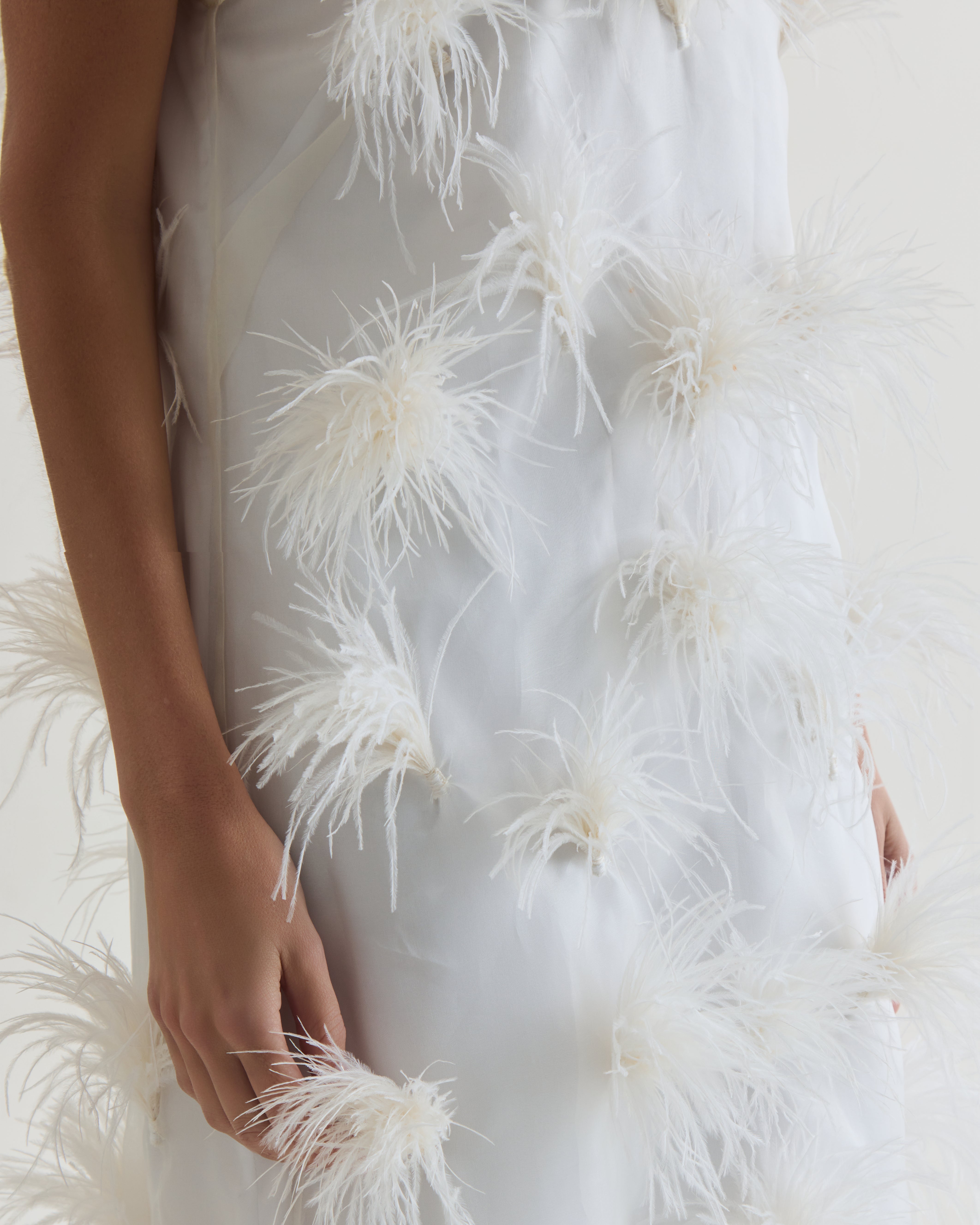 vestido alça plumas