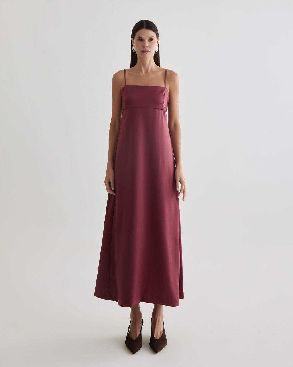 vestido cafezal com echarpe vinho