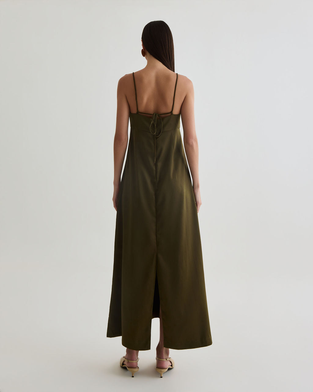 vestido cafezal com echarpe verde