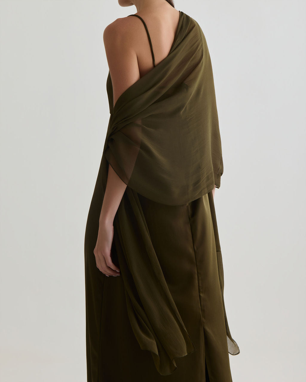 vestido cafezal com echarpe verde