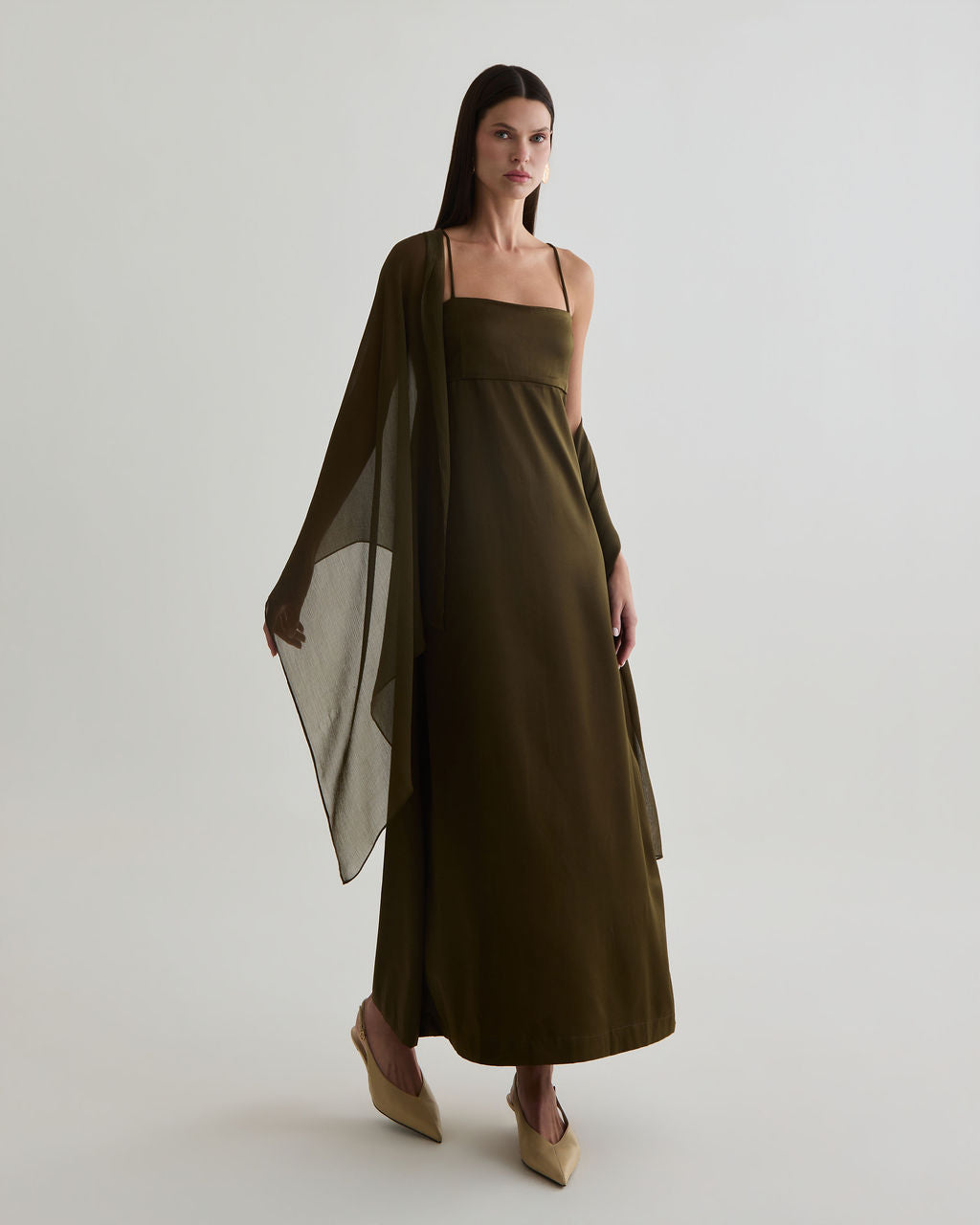 vestido cafezal com echarpe verde