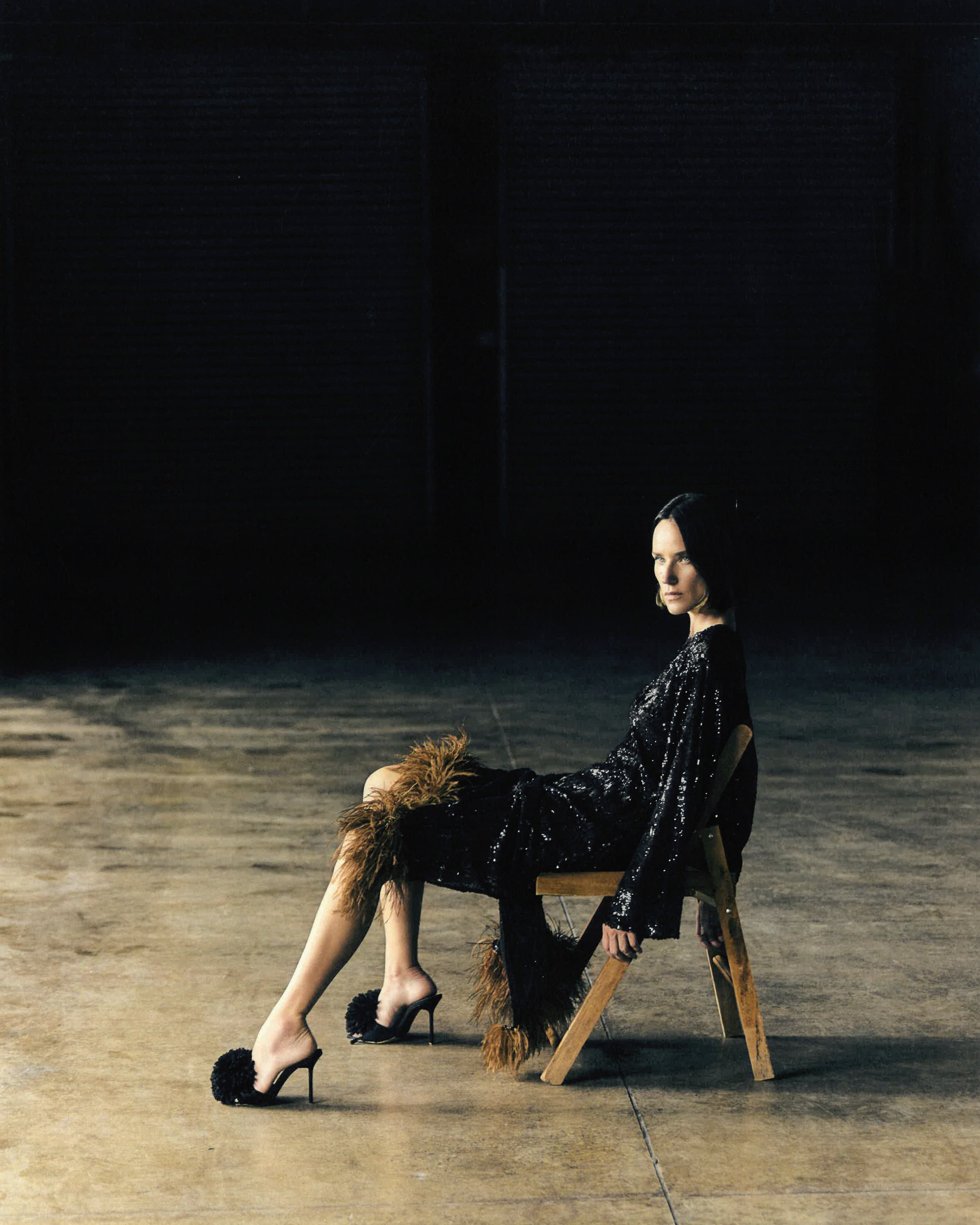 vestido longuete paetê plumas