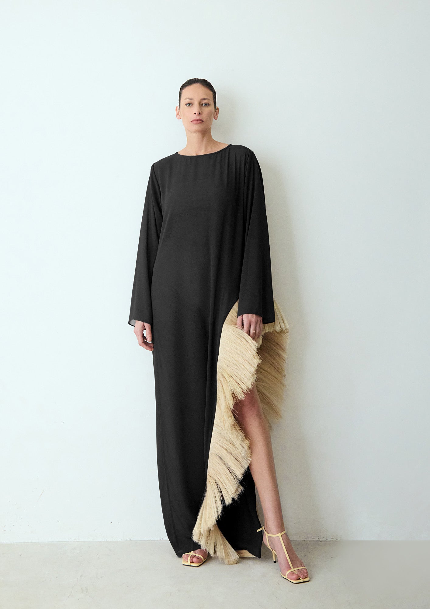 vestido paleas fenda preto