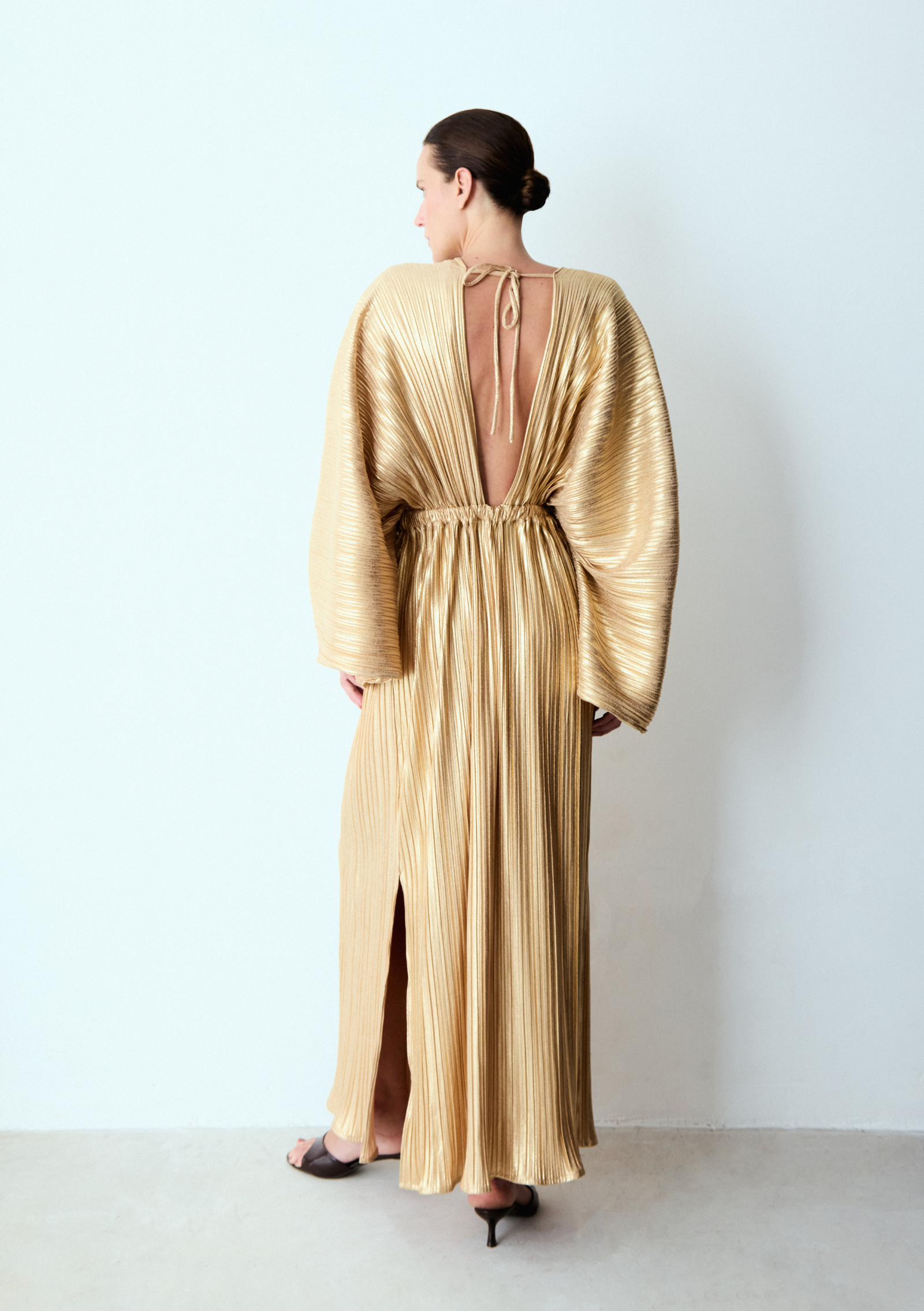 vestido plissado mangas ouro