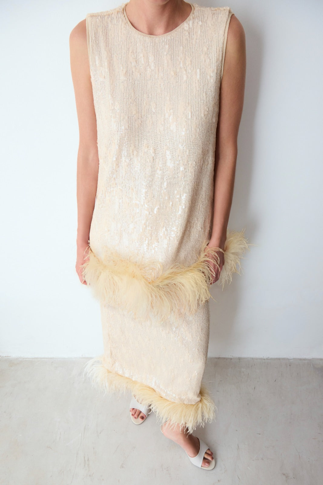 saia paetê plumas creme