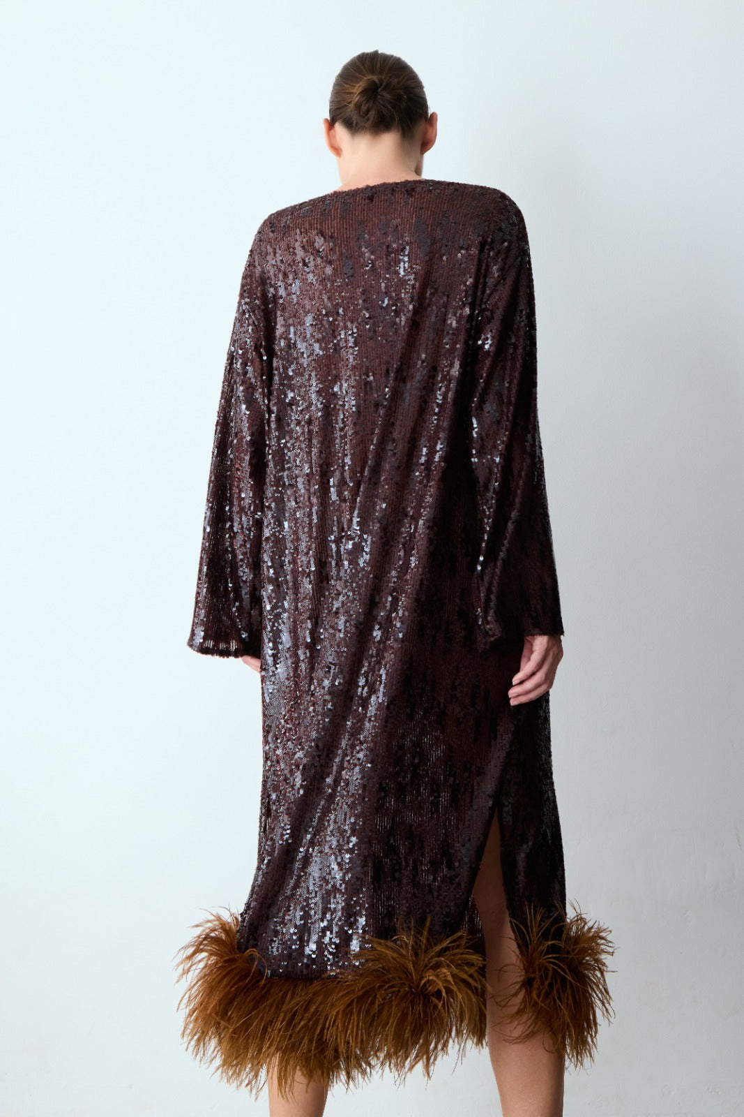 vestido longuete paetê plumas