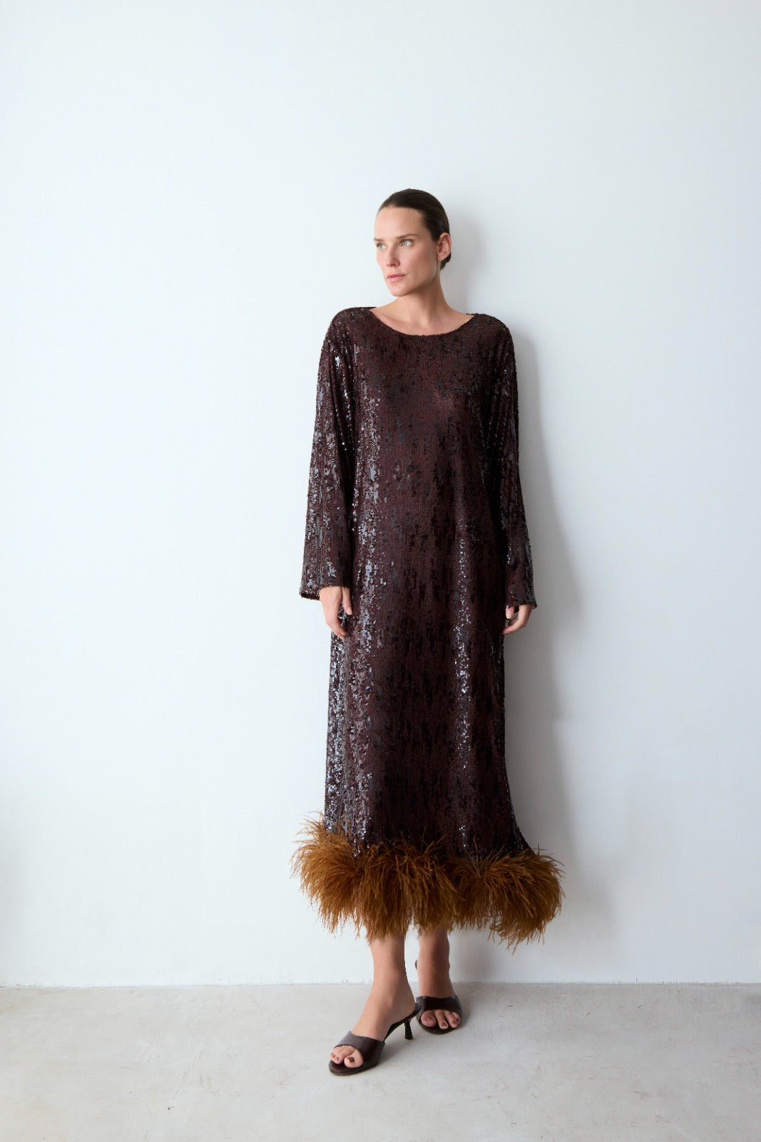 vestido longuete paetê plumas