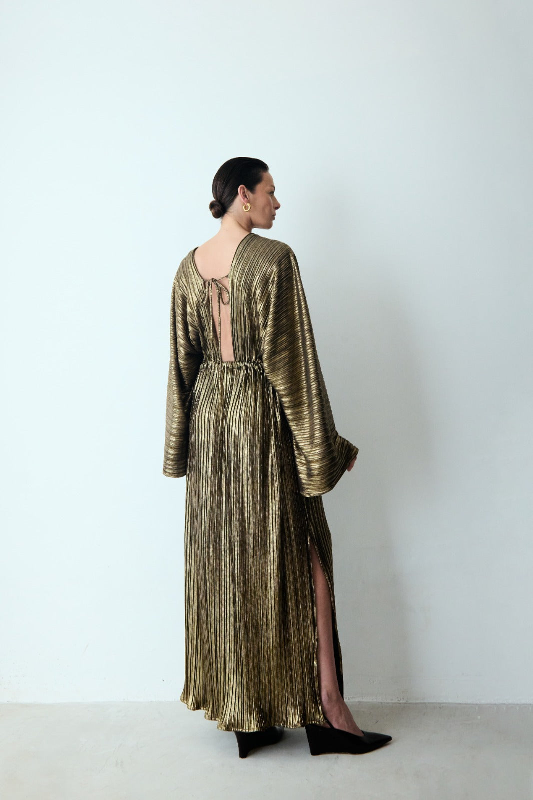 vestido plissado mangas ouro velho