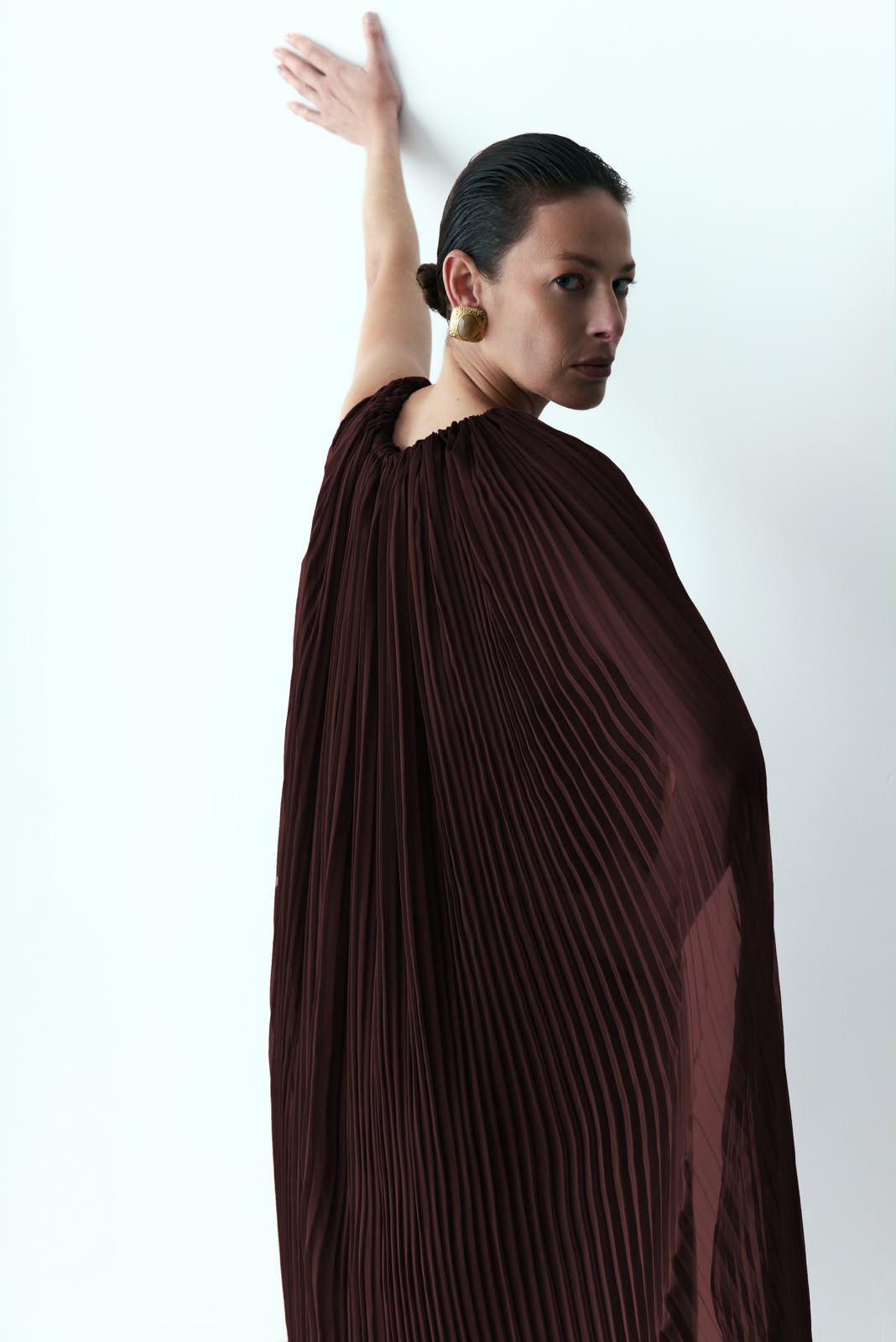 vestido pleats vinho