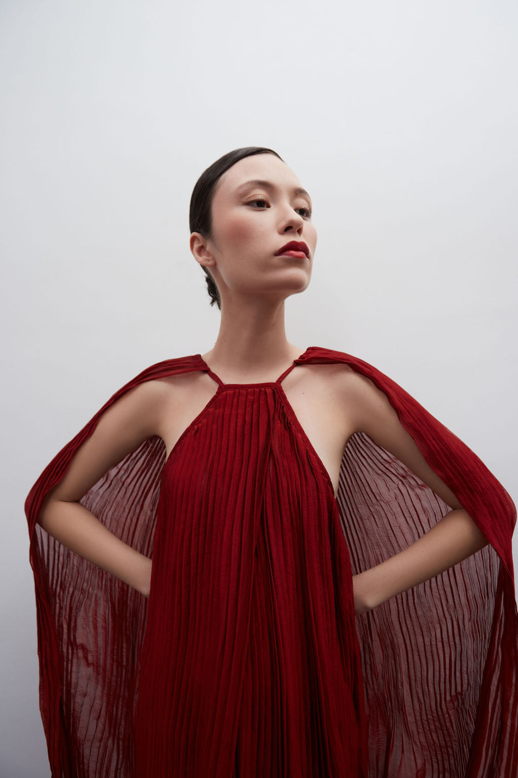 vestido pleats marsala