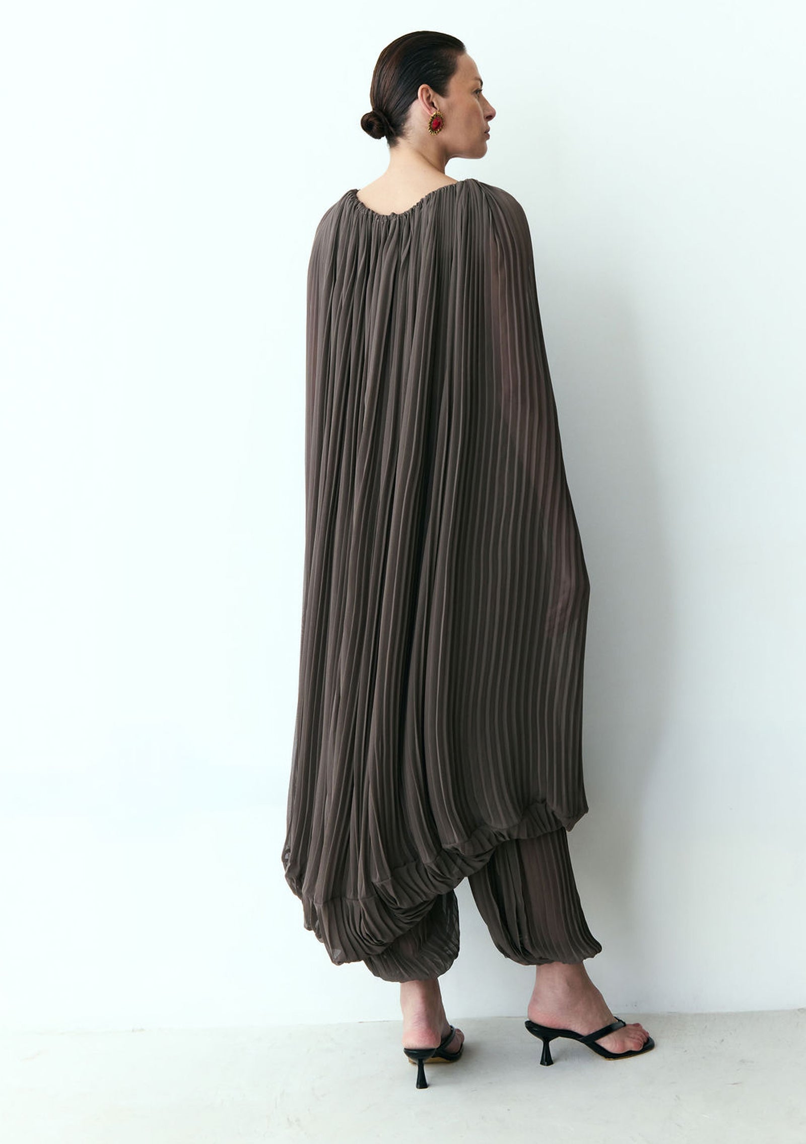 calça pleats chocolate