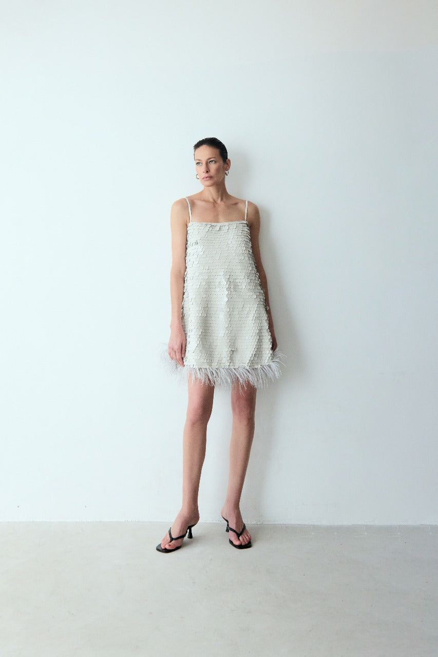 vestido curto paetê NK