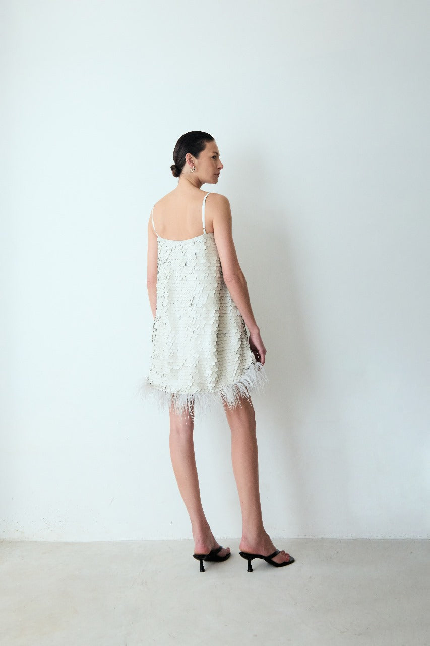 vestido curto paetê NK