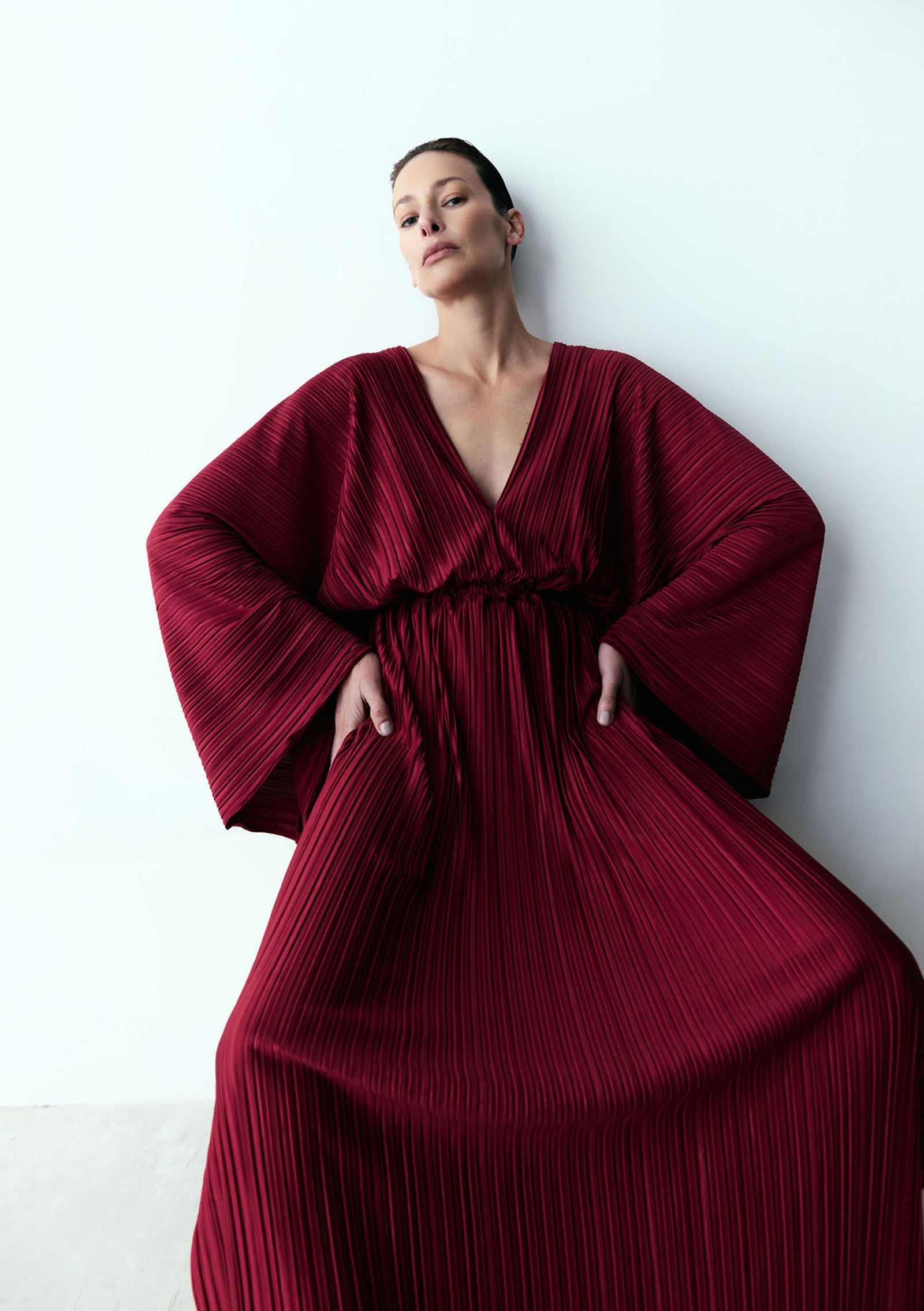 vestido plissado mangas burgundy