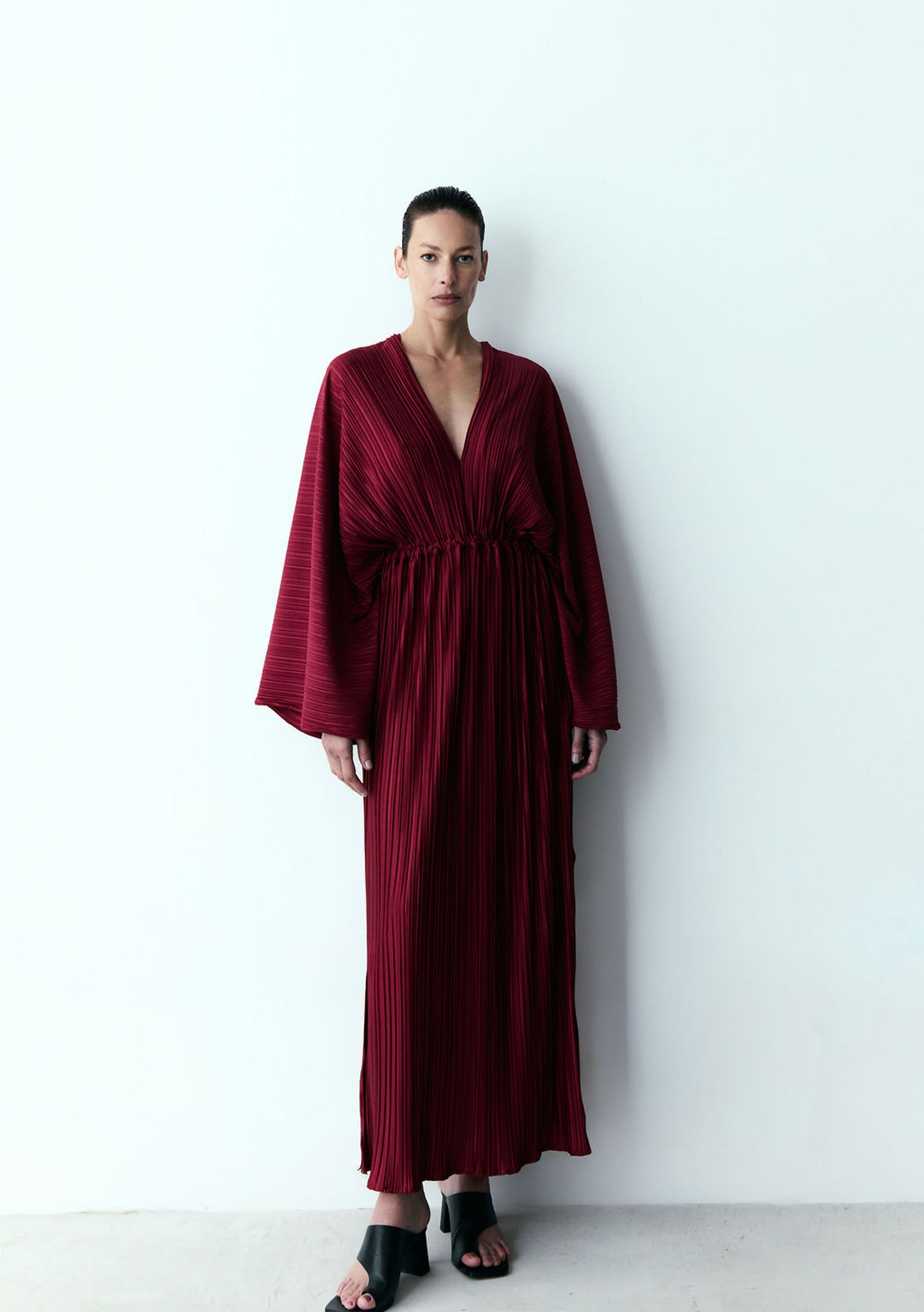 vestido plissado mangas burgundy