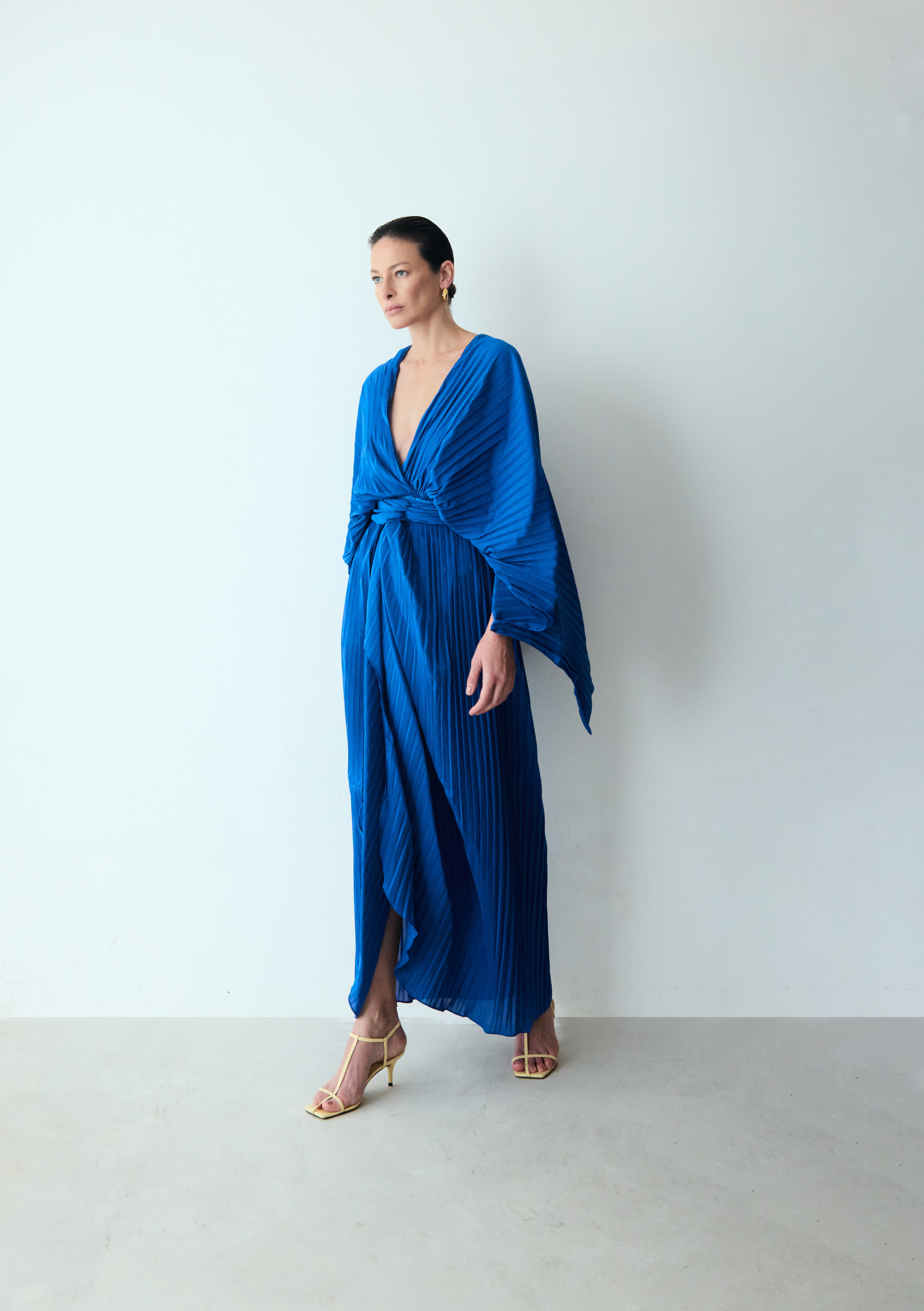 body pleats manga longa