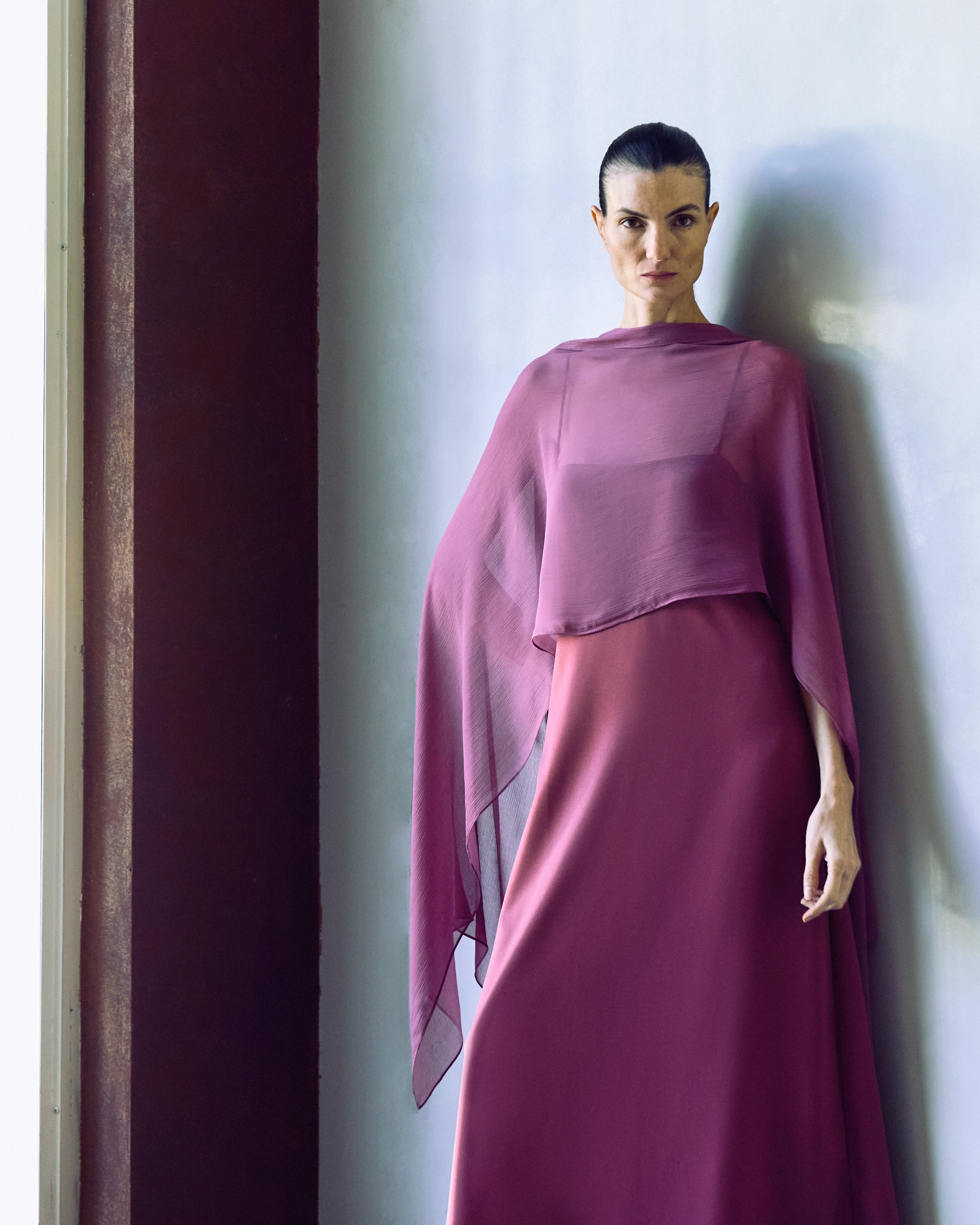 vestido cafezal com echarpe vinho