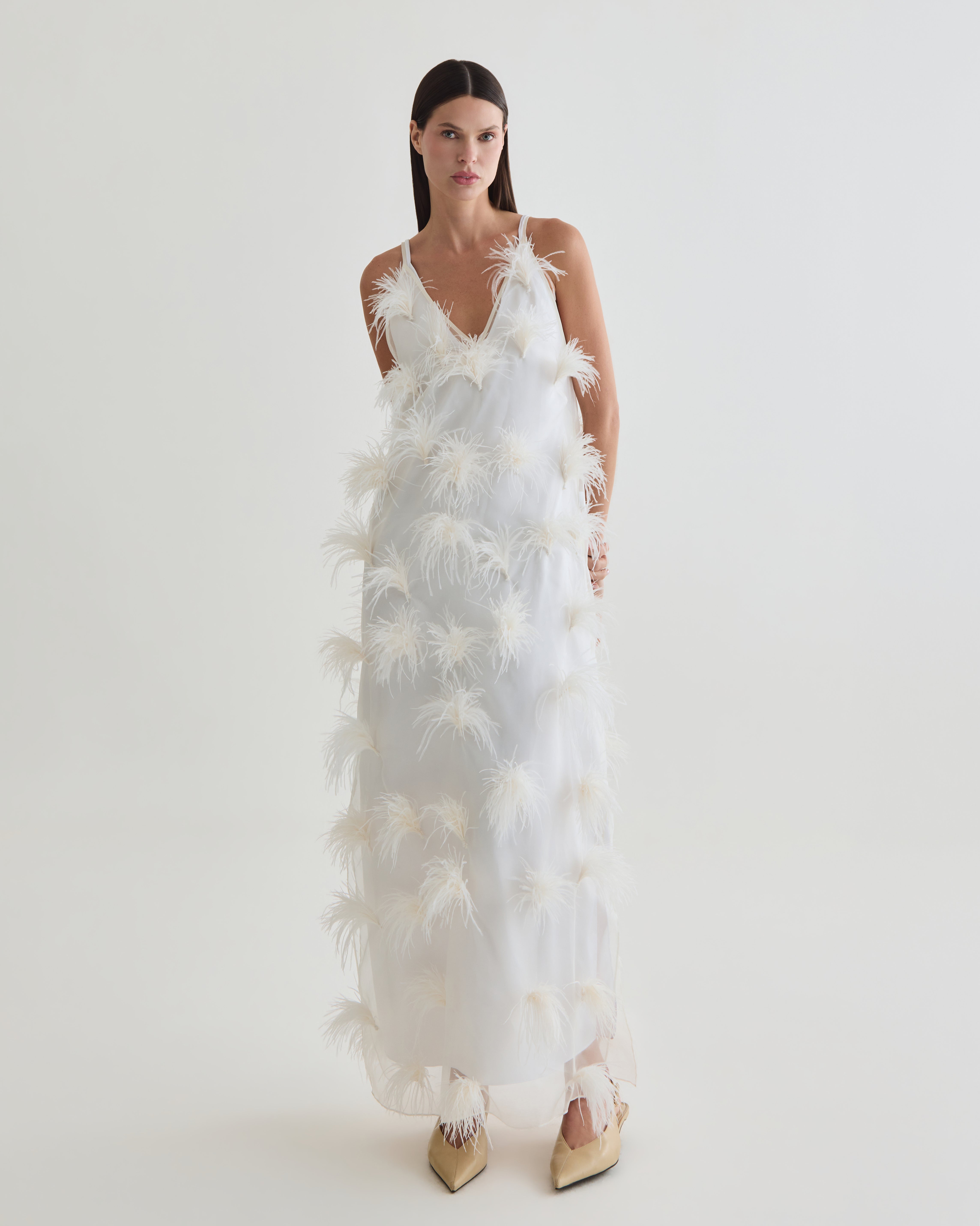 vestido alça plumas