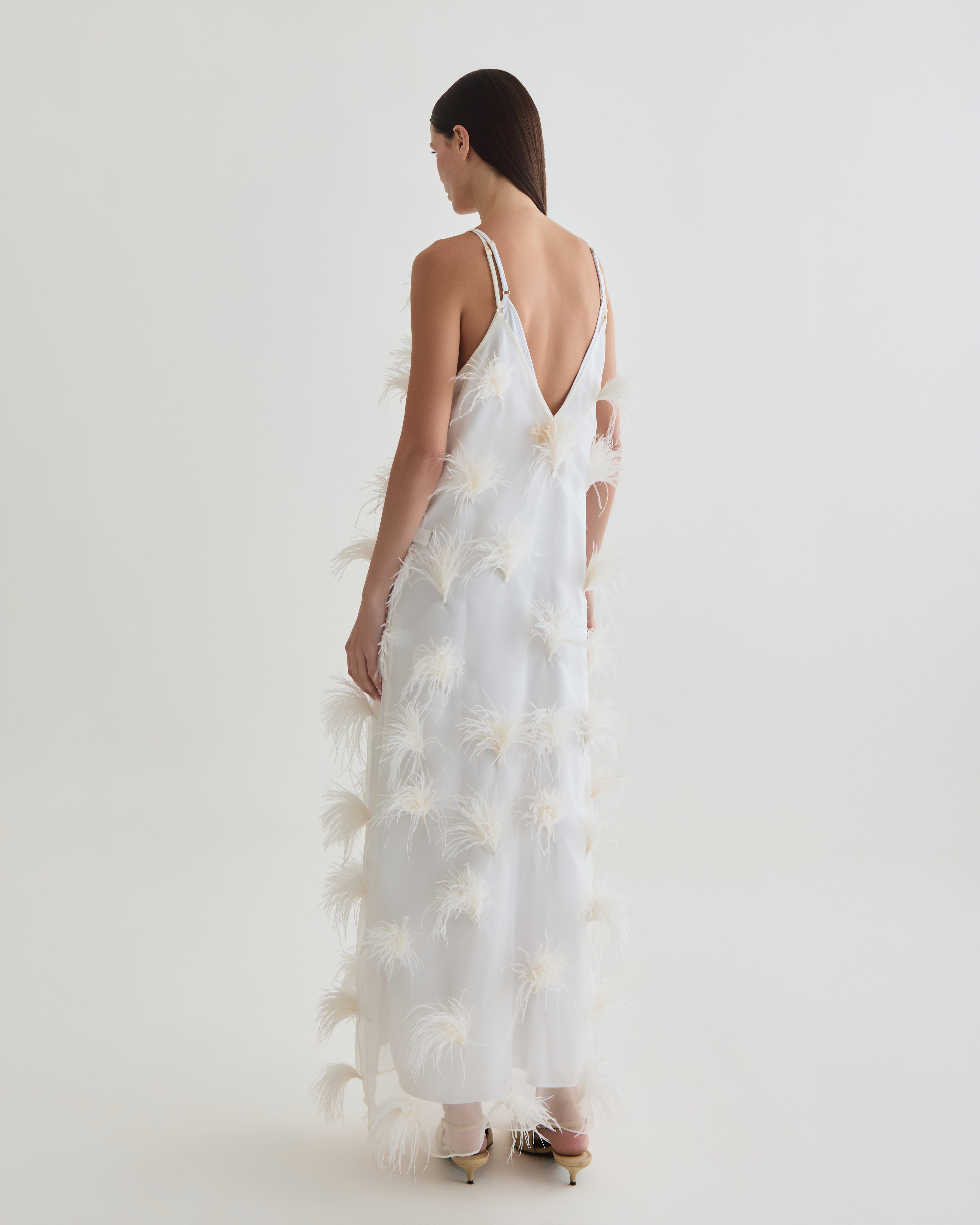 vestido alça plumas