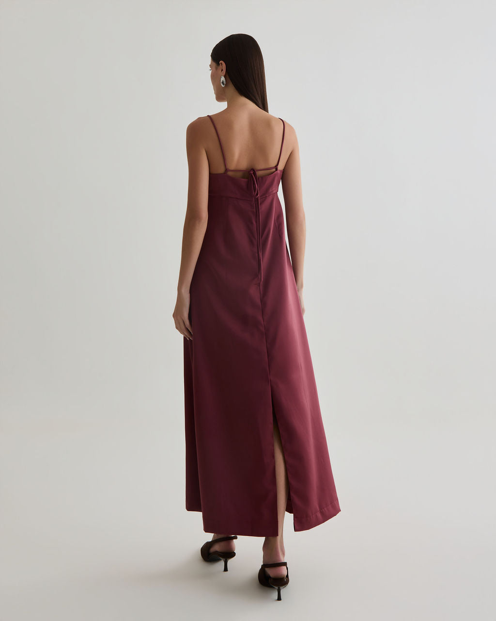 vestido cafezal com echarpe vinho