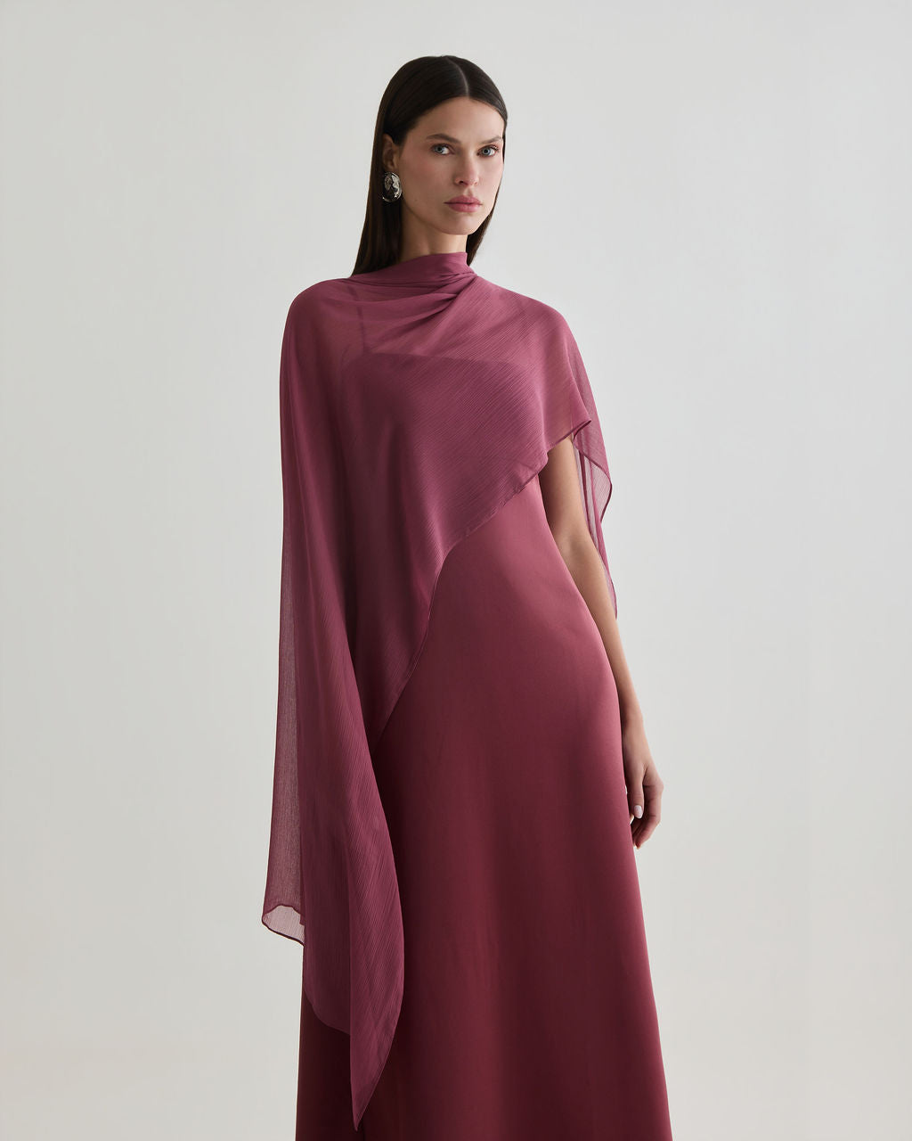 vestido cafezal com echarpe vinho