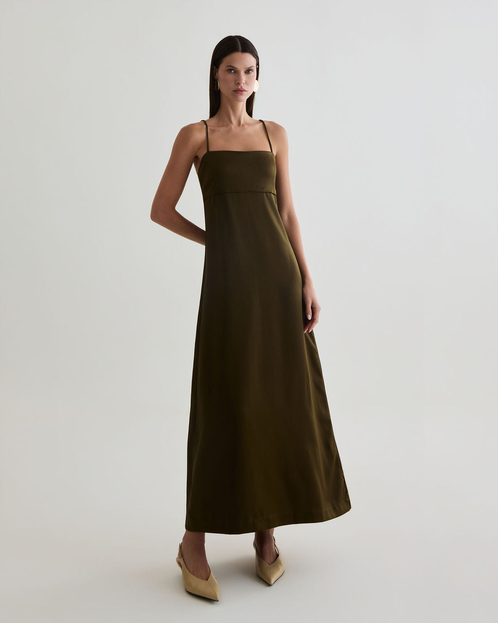 vestido cafezal com echarpe verde