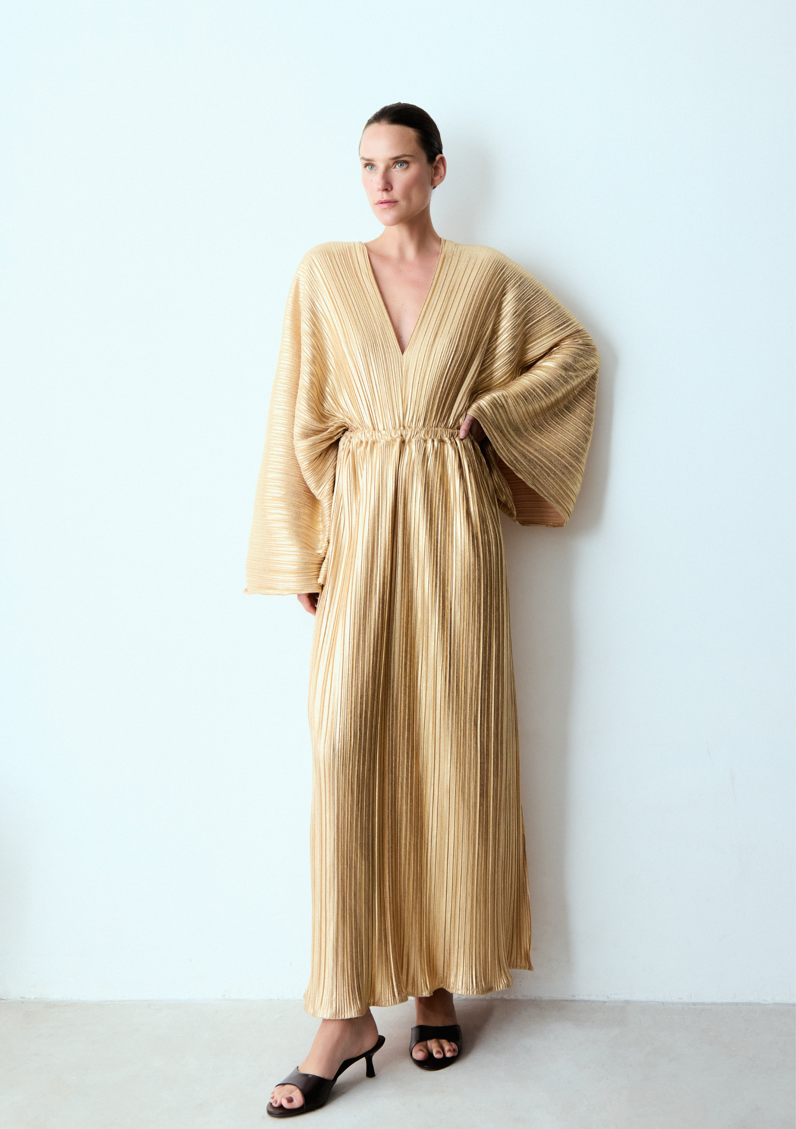 vestido plissado mangas ouro