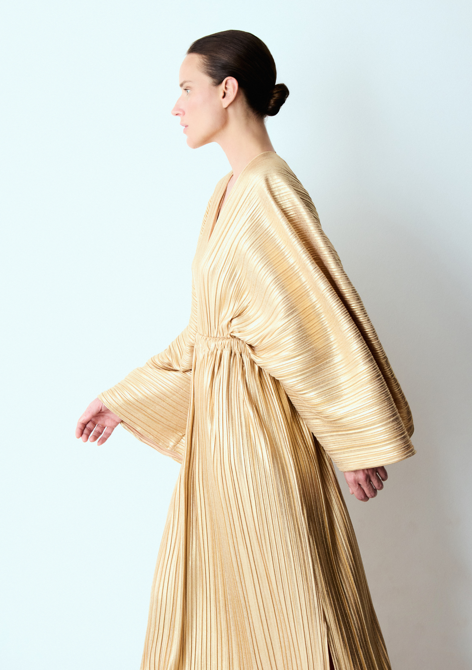 vestido plissado mangas ouro