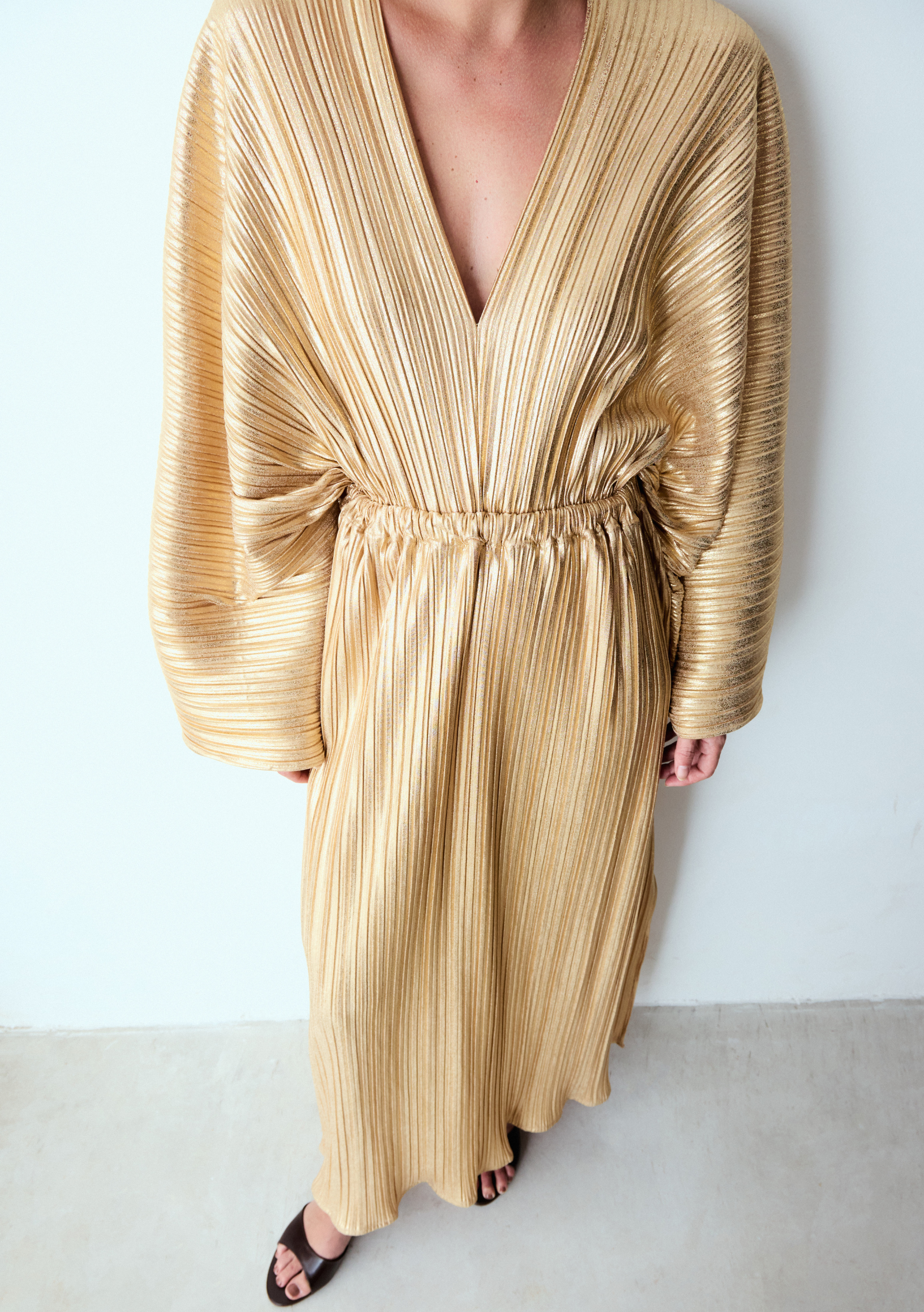 vestido plissado mangas ouro