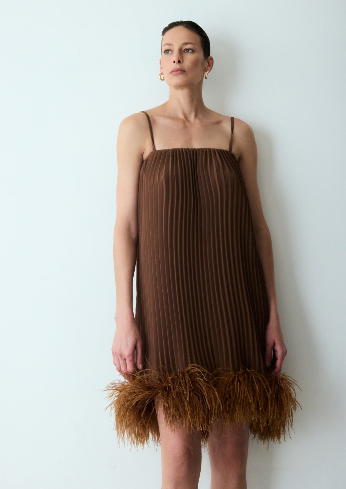 vestido pleats plumas