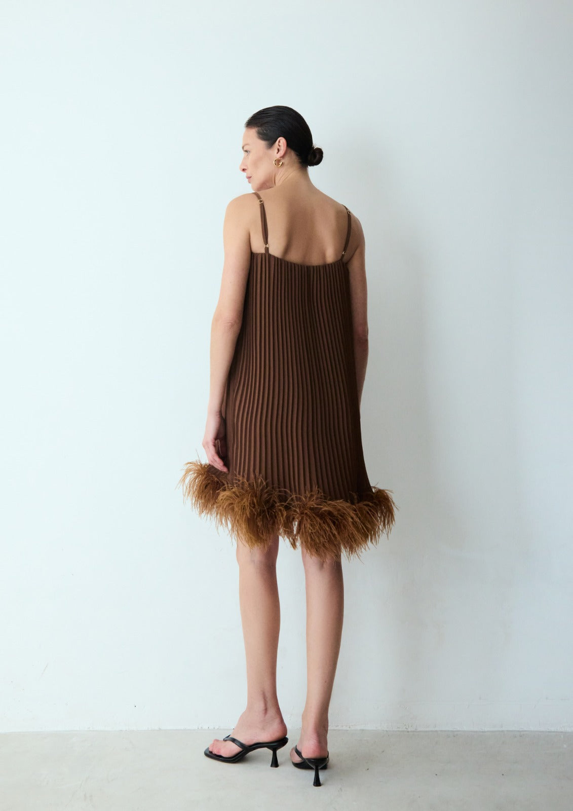 vestido pleats plumas