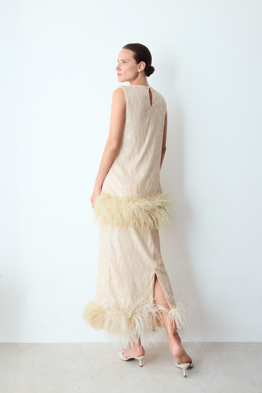 saia paetê plumas creme