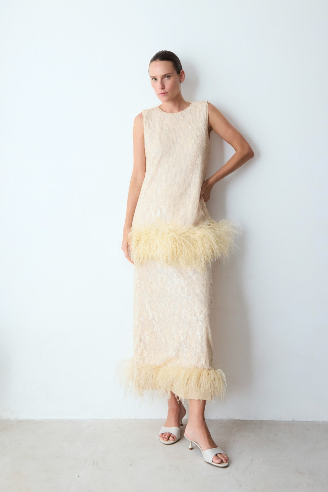 saia paetê plumas creme