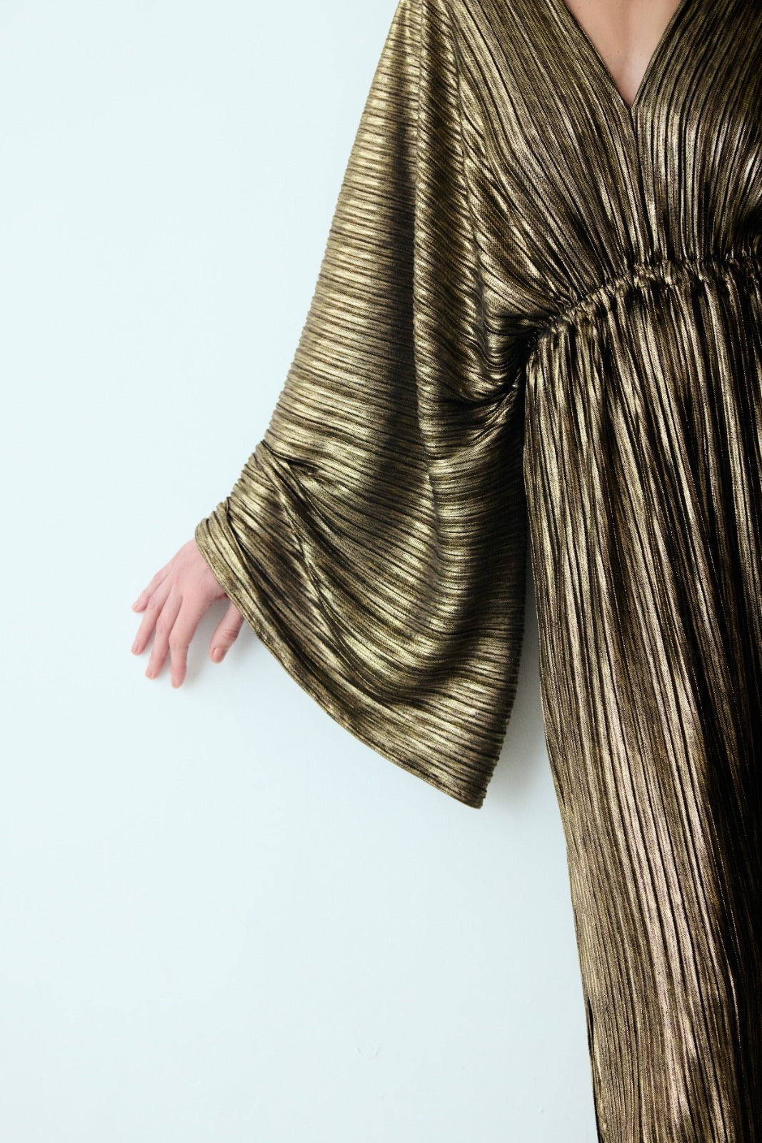 vestido plissado mangas ouro velho
