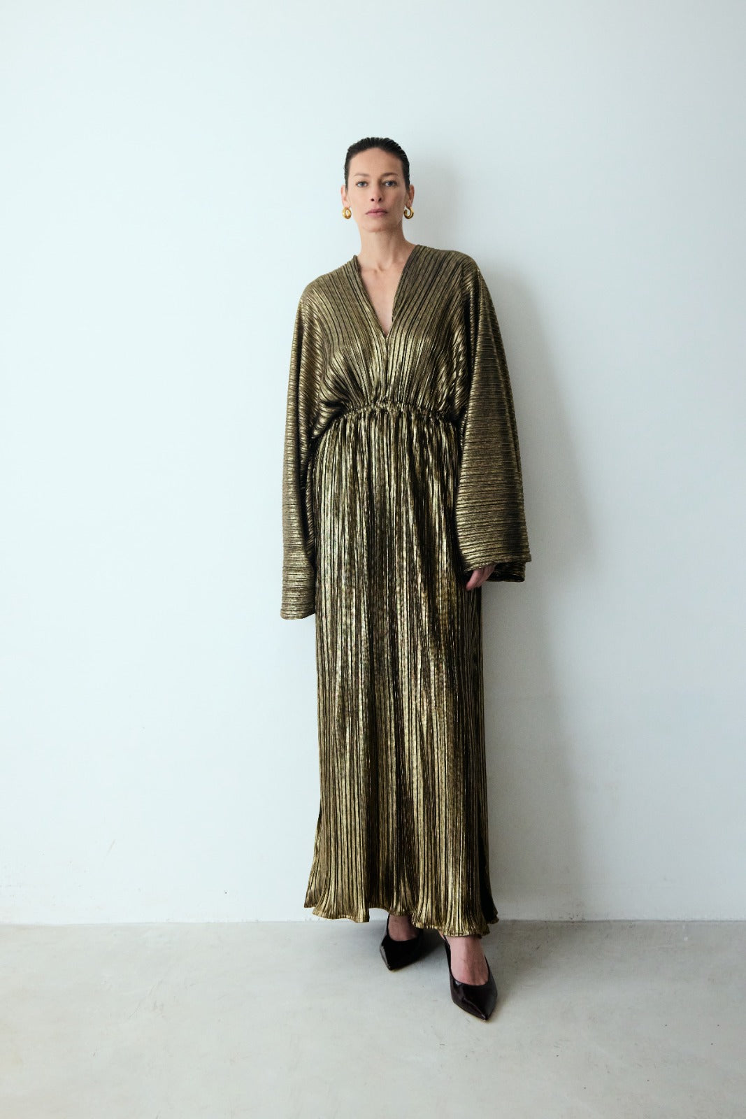 vestido plissado mangas ouro velho