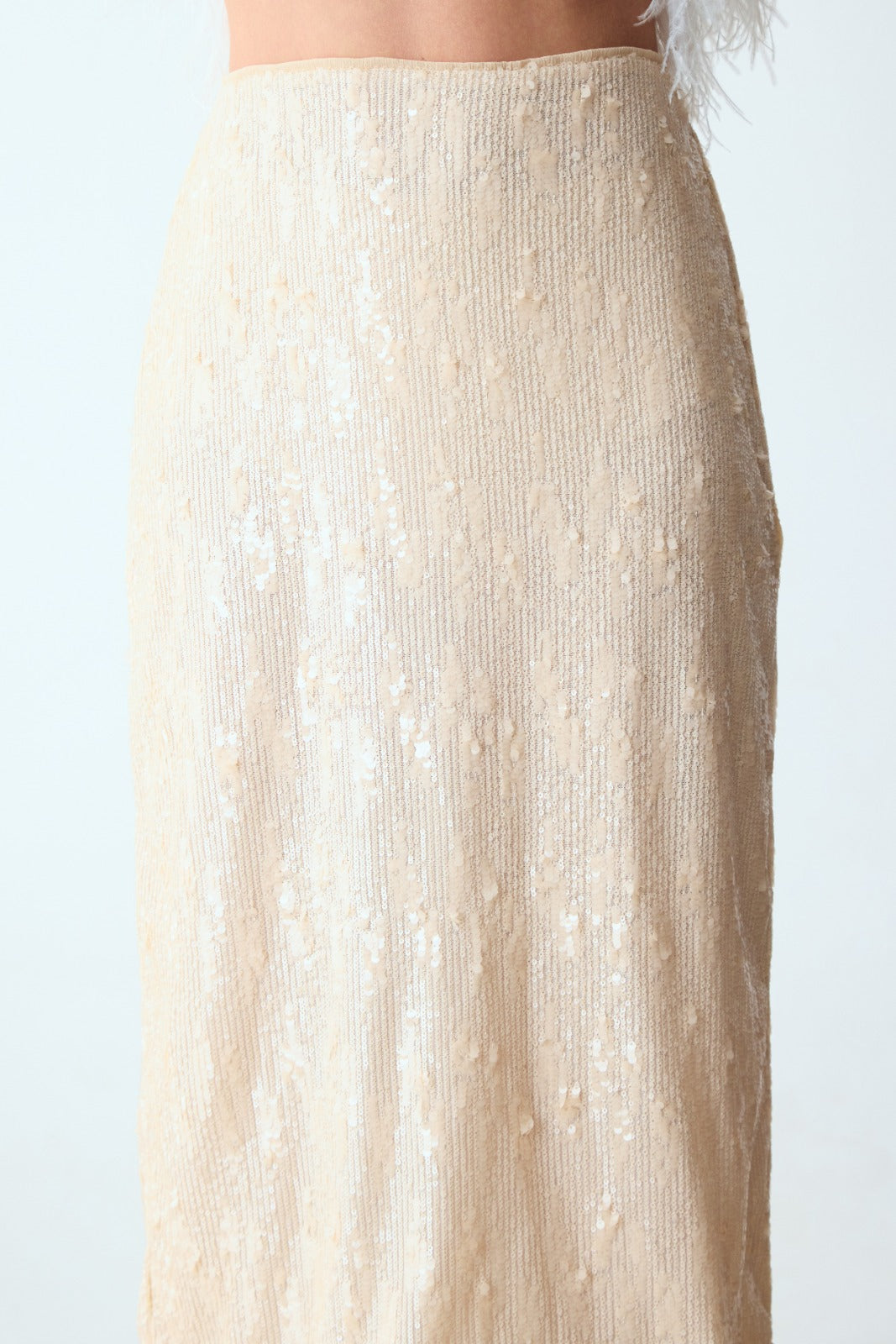 saia paetê plumas creme