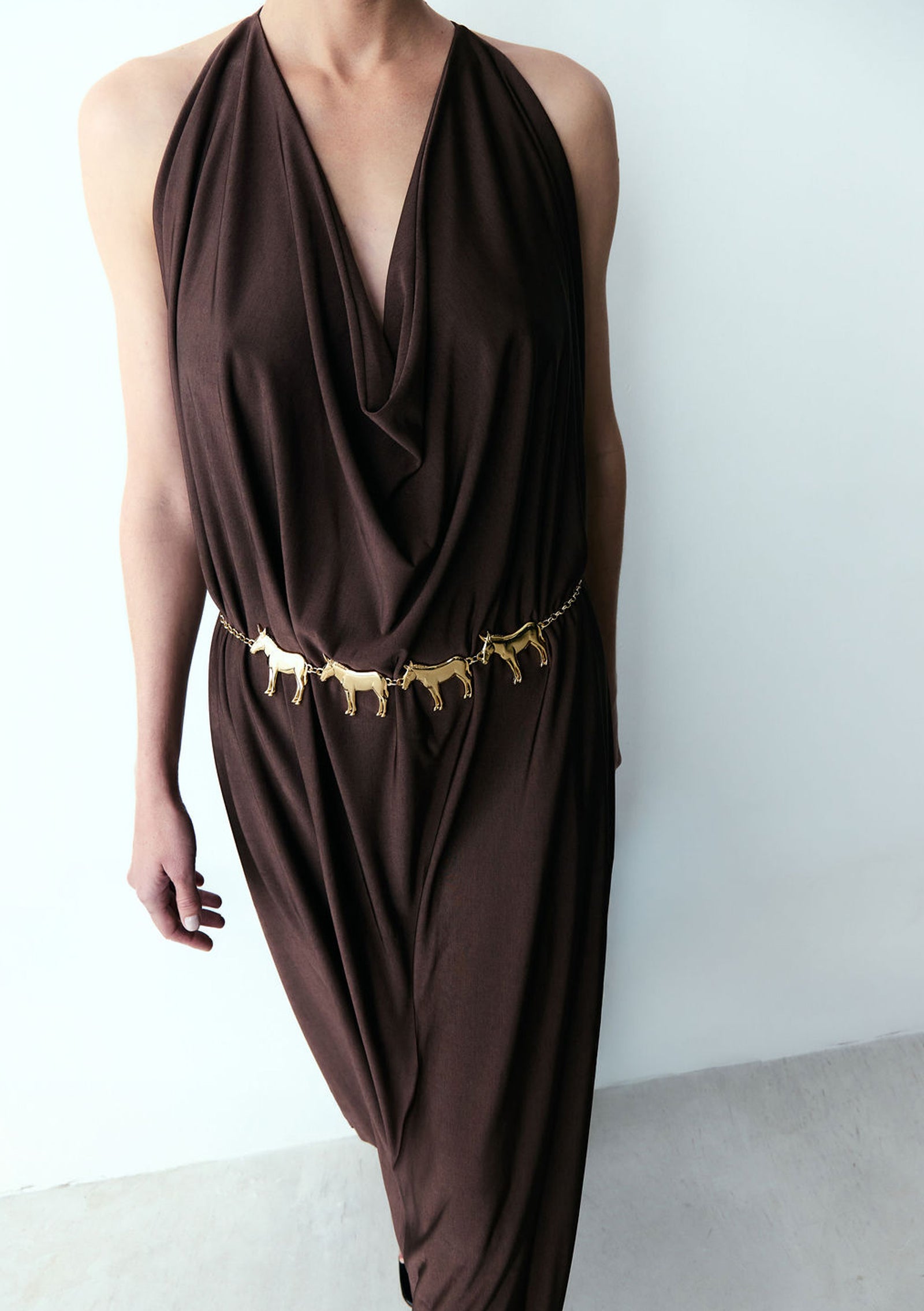 vestido alga marrom