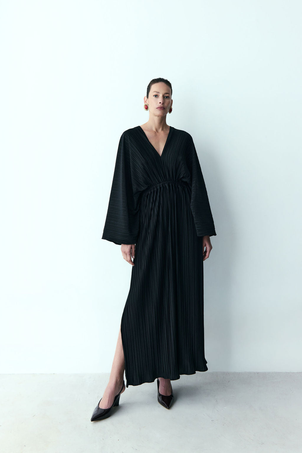 vestido preto plissado com mangas