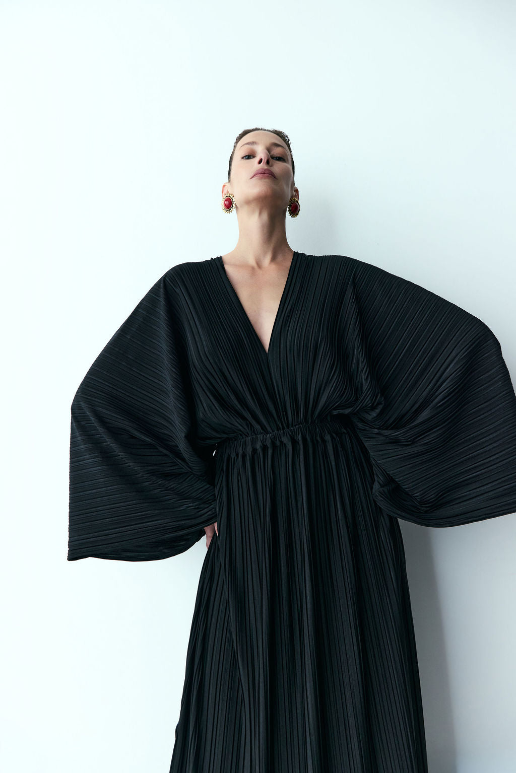 vestido preto plissado com mangas