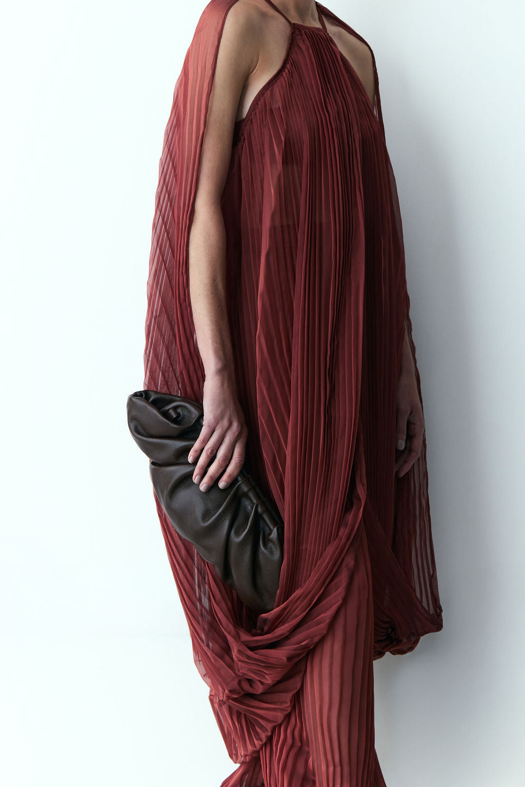 vestido pleats marsala
