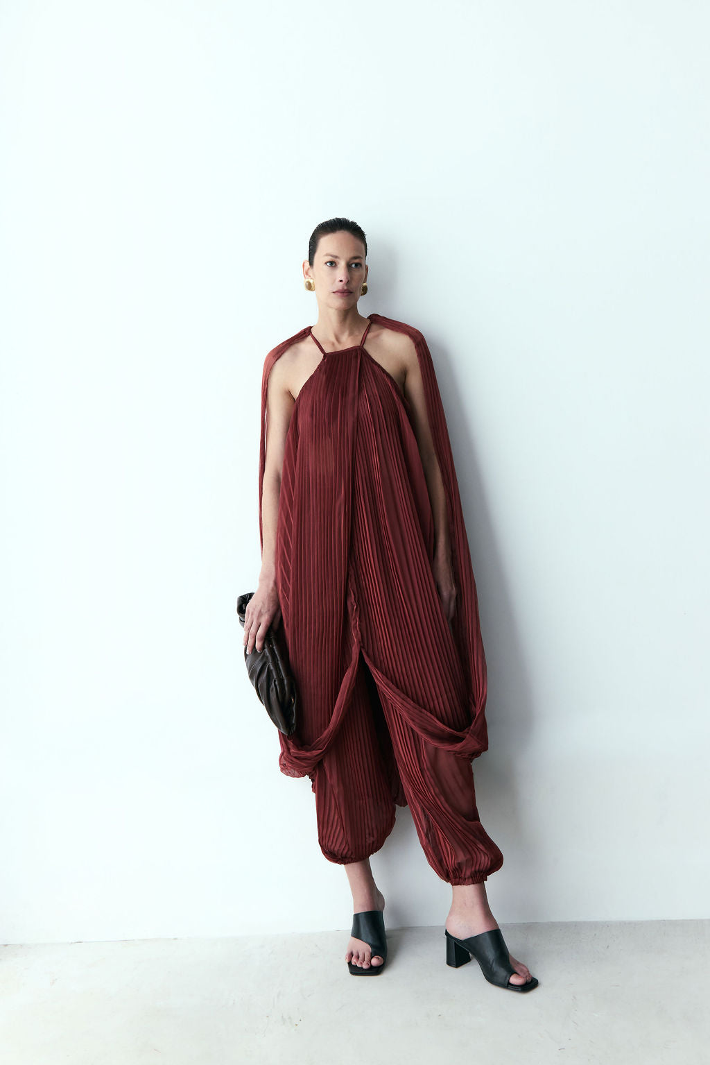 vestido pleats marsala