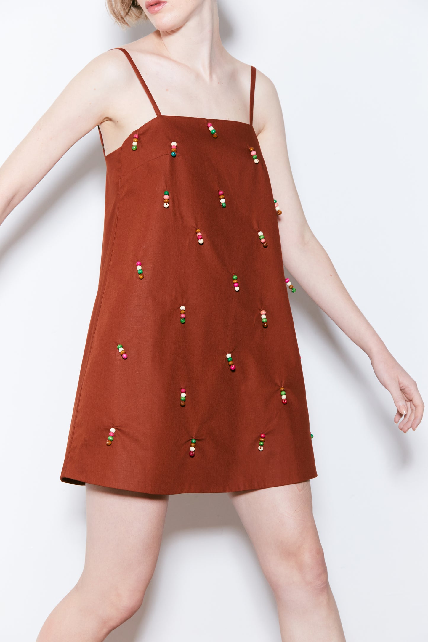 vestido chocolate com miçangas