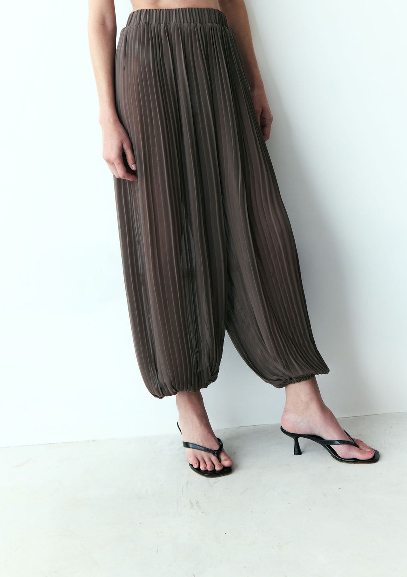calça pleats chocolate