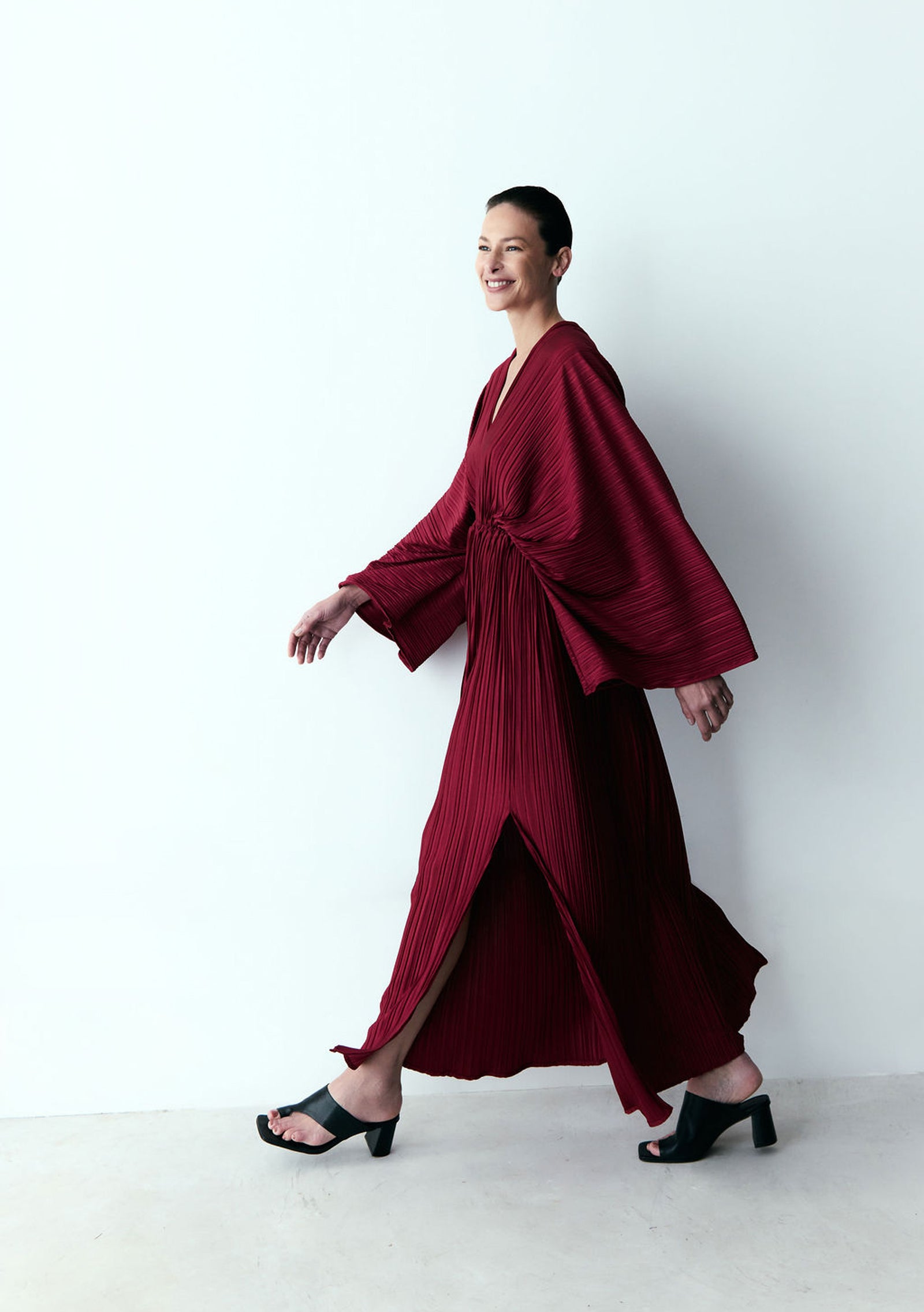 vestido plissado mangas  burgundy